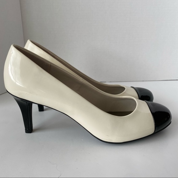 Comfort Plus by Predictions Women's Cream and Black Patent Pumps, size 9.5